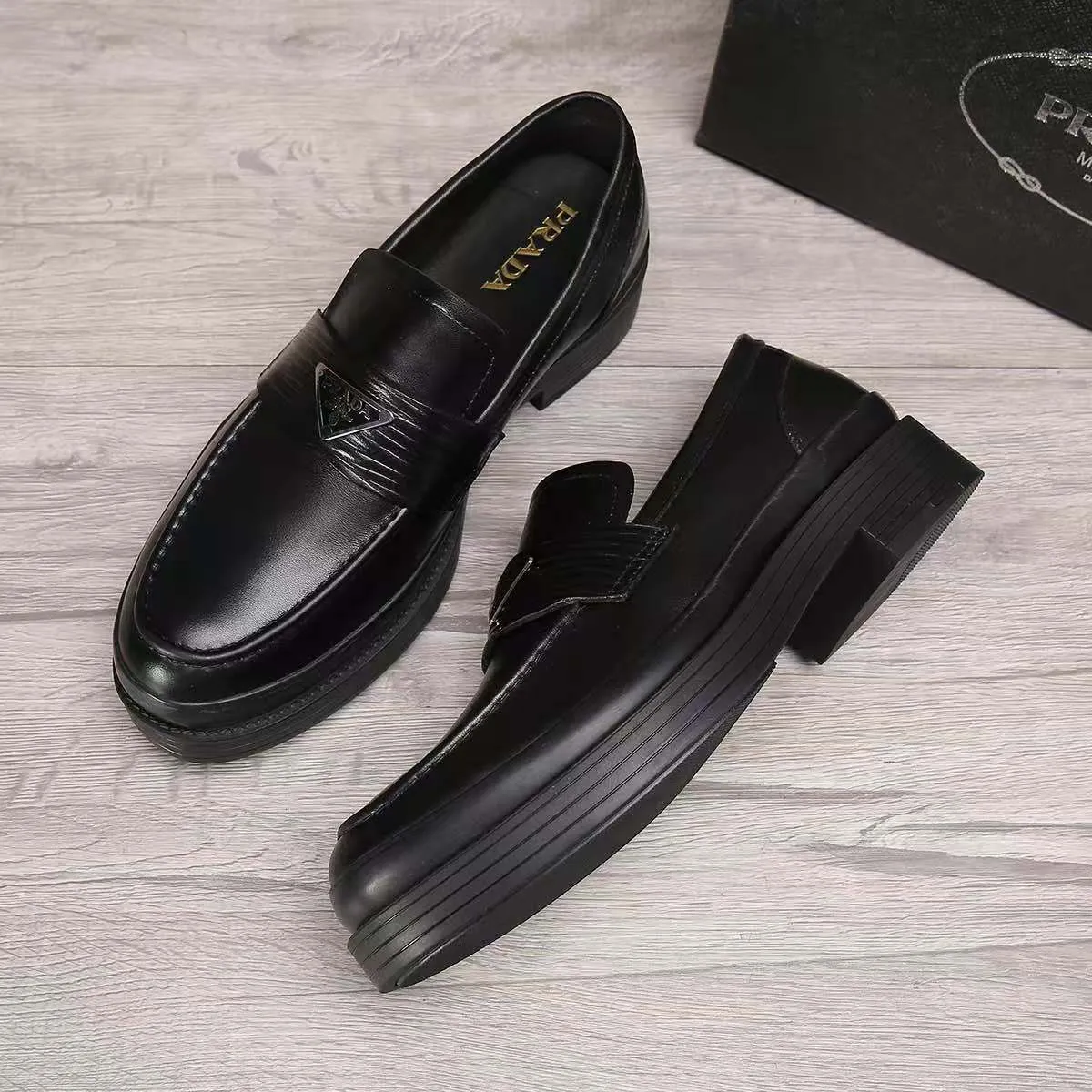 Men's shoes 💰540 💰💰🎩🎩【Prada】Counter 1:1⬆️original reproduction, absolute quality🆗Original outsole, high-quality imported rubber, wear-resistant and non-slip, never degummed, upper material: imported first-layer cowhide➕anti-slip foam outsole, official website material, lining material: water-dyed leather lining, 3 colors available! Code number 38-45